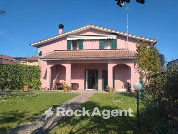 casa indipendente in vendita a Caprarola