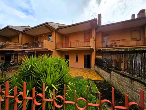intera palazzina in vendita a Caprarola
