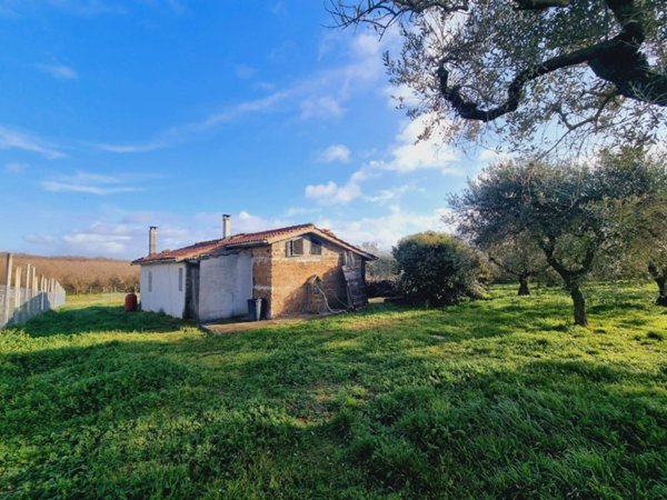 casa indipendente in vendita a Caprarola