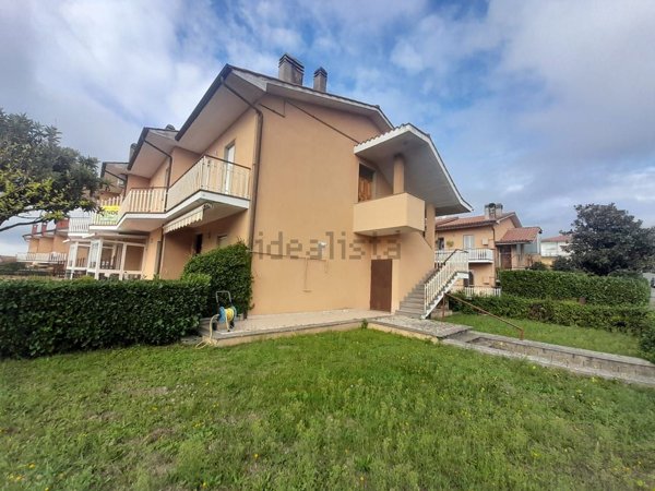 casa indipendente in vendita a Caprarola