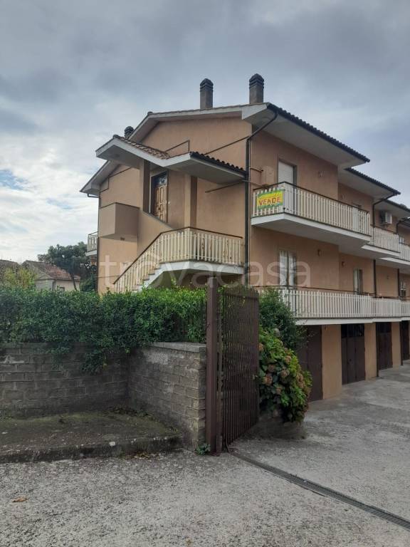 appartamento in vendita a Caprarola