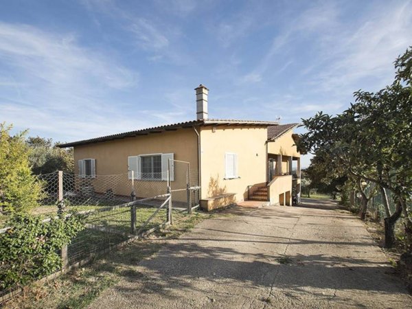 casa indipendente in vendita a Caprarola