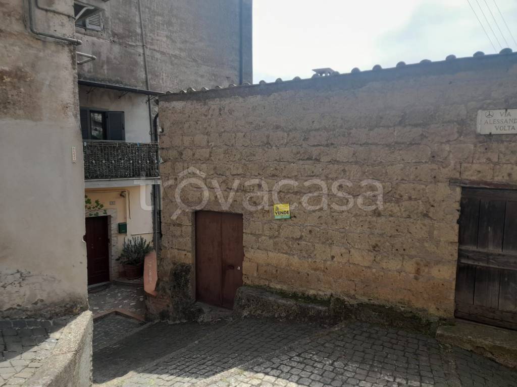 locale commerciale in vendita a Caprarola