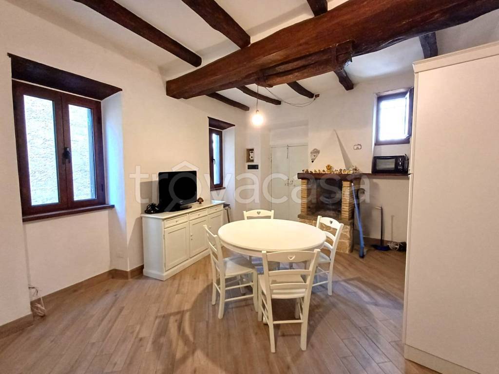 appartamento in vendita a Caprarola