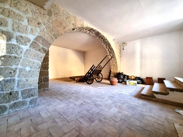 locale di sgombero in vendita a Caprarola