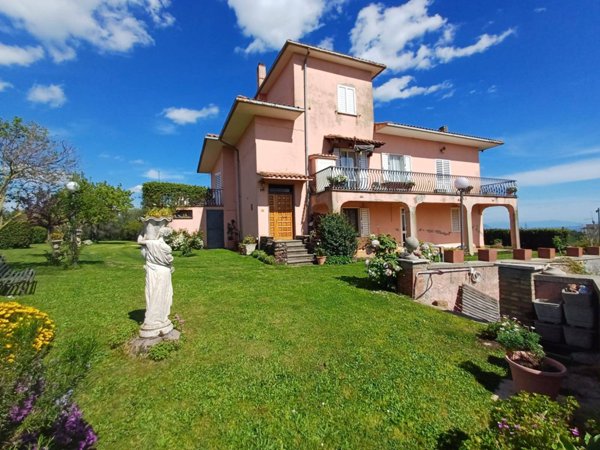 casa indipendente in vendita a Caprarola