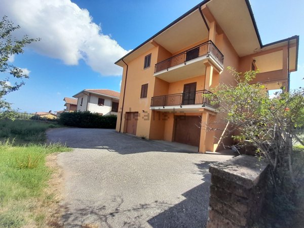 casa indipendente in vendita a Caprarola