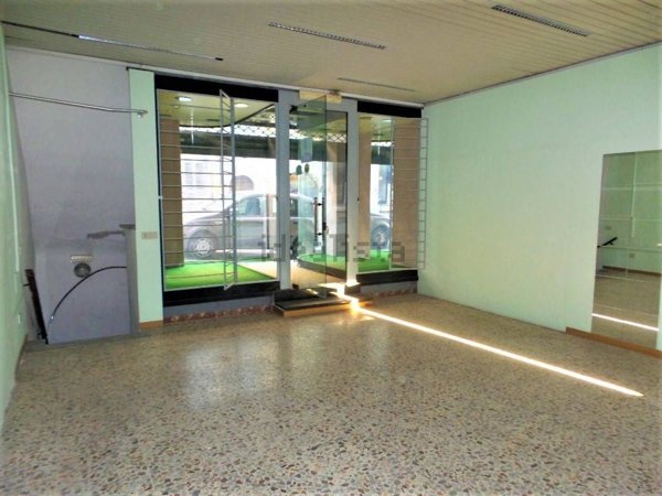 locale commerciale in vendita a Caprarola