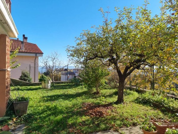 casa indipendente in vendita a Caprarola