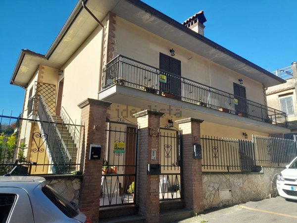appartamento in vendita a Caprarola