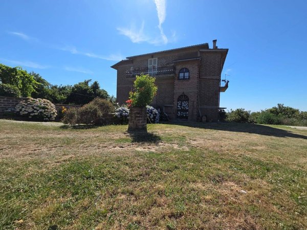 casa indipendente in vendita a Caprarola
