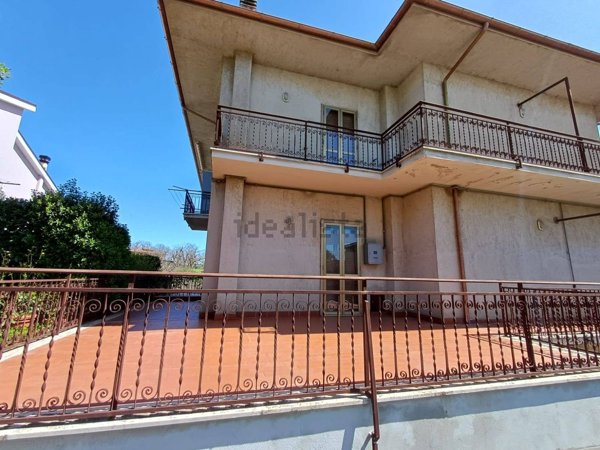 intera palazzina in vendita a Caprarola