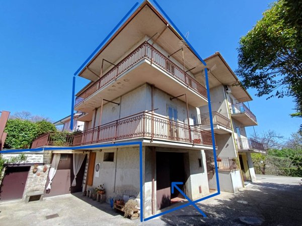 intera palazzina in vendita a Caprarola