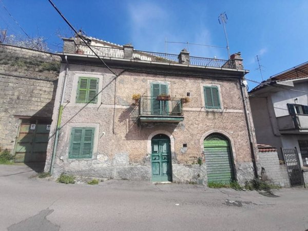 intera palazzina in vendita a Caprarola