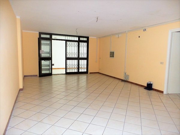 locale commerciale in vendita a Caprarola
