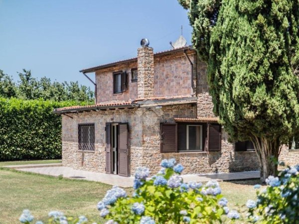 casa indipendente in vendita a Caprarola