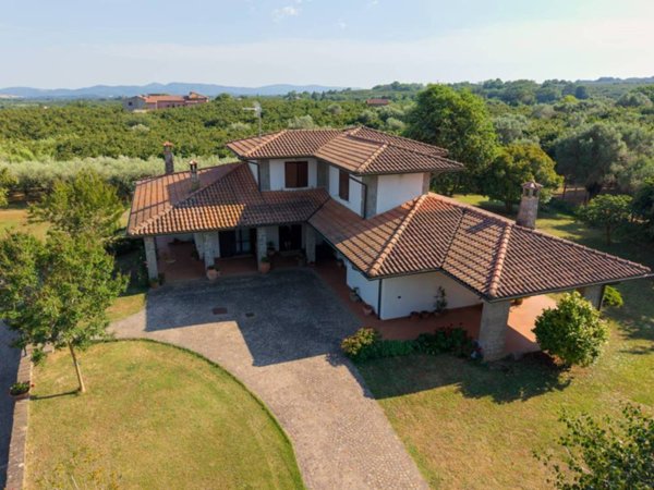 casa indipendente in vendita a Caprarola
