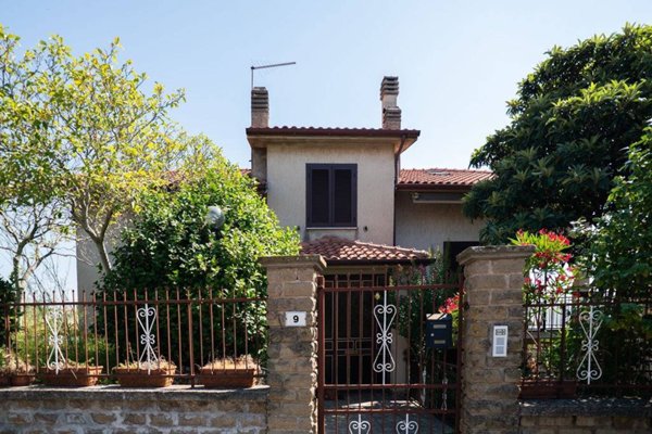 casa indipendente in vendita a Caprarola