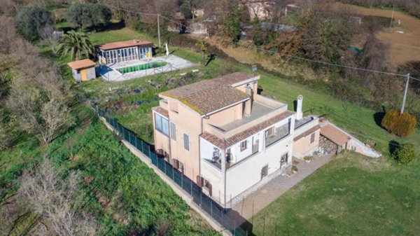 casa indipendente in vendita a Caprarola