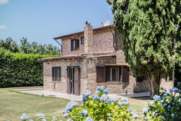 casa indipendente in vendita a Caprarola