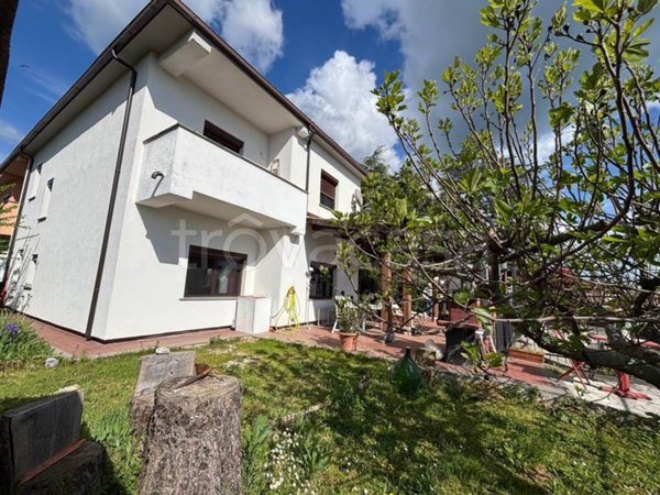 casa indipendente in vendita a Carbognano