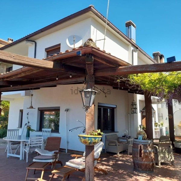 casa indipendente in vendita a Carbognano