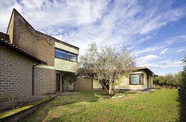 casa indipendente in vendita a Carbognano