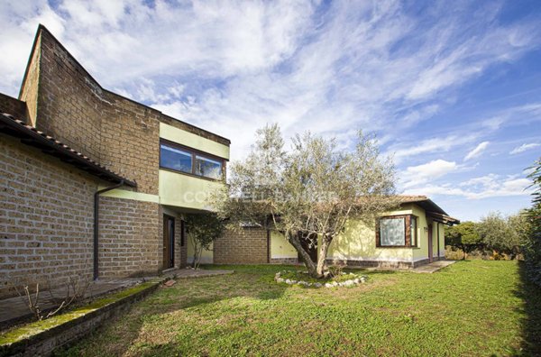 casa indipendente in vendita a Carbognano
