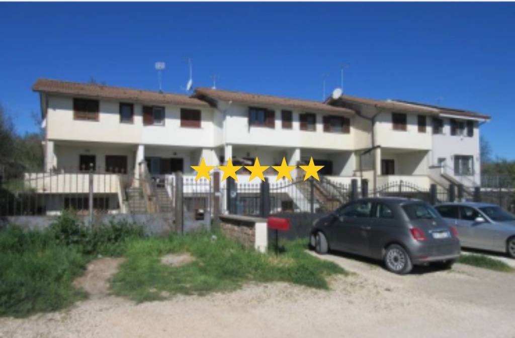 casa indipendente in vendita a Carbognano