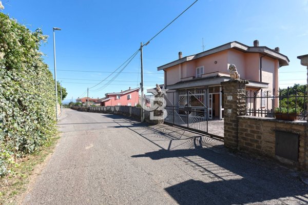 casa indipendente in vendita a Carbognano