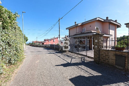 casa indipendente in vendita a Carbognano