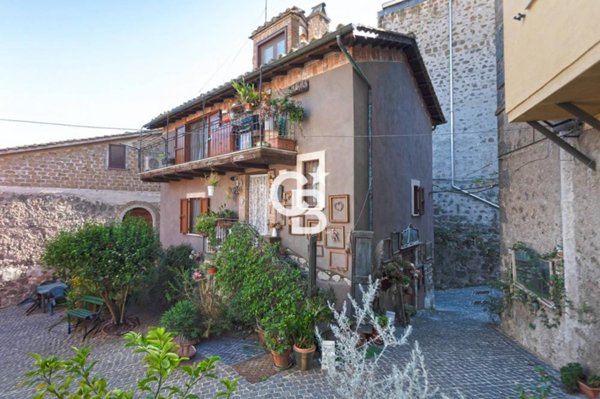 casa indipendente in vendita a Carbognano