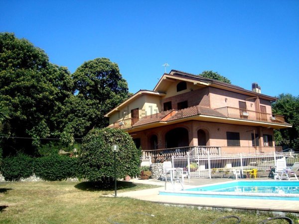 casa indipendente in vendita a Carbognano