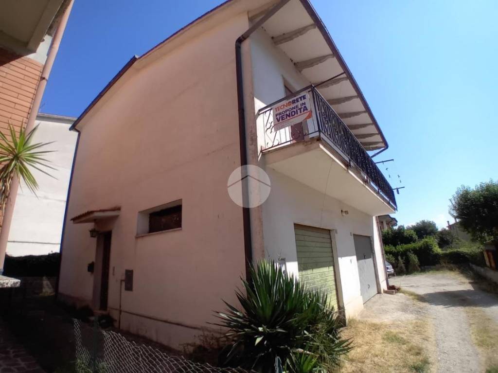 casa indipendente in vendita a Castel Sant'Elia