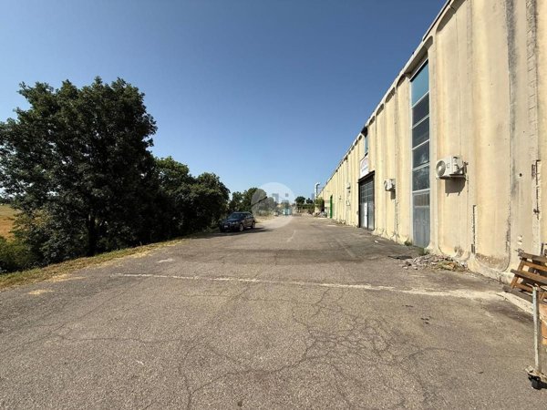 capannone in vendita a Castel Sant'Elia