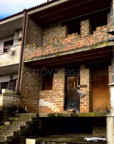 locale commerciale in vendita a Castel Sant'Elia