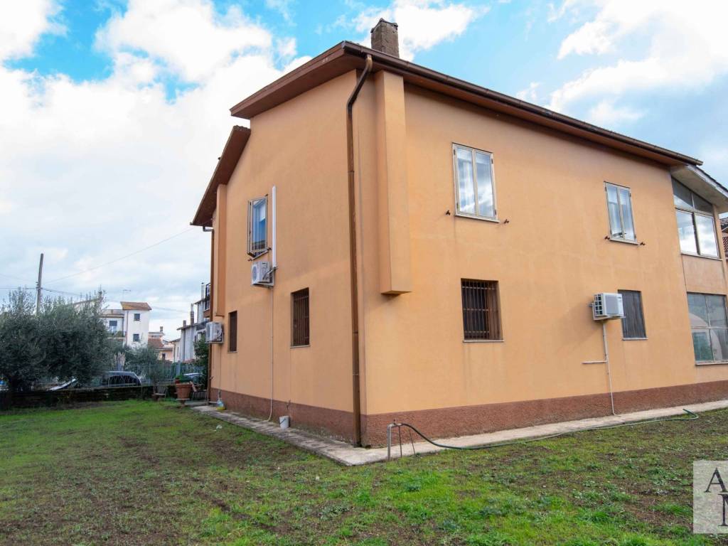 casa indipendente in vendita a Castel Sant'Elia