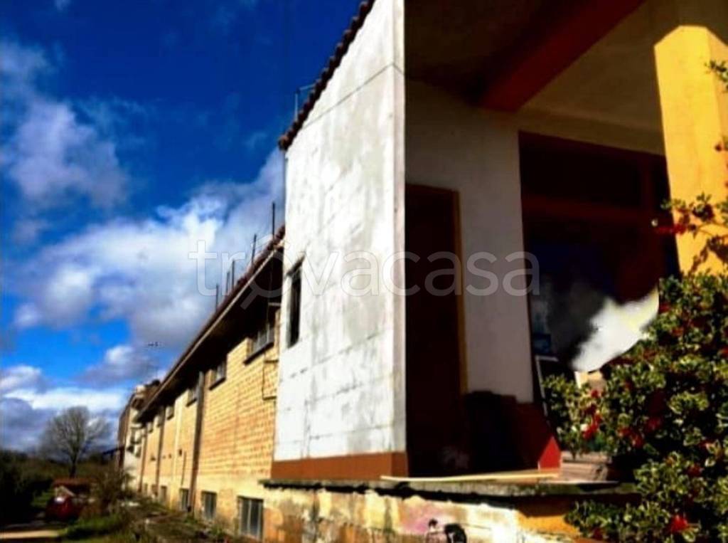 locale commerciale in vendita a Castel Sant'Elia