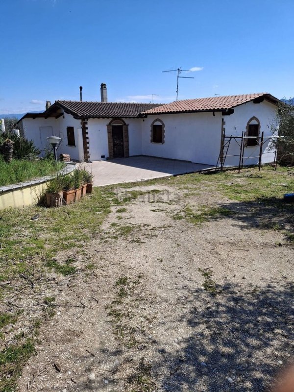casa indipendente in vendita a Castel Sant'Elia
