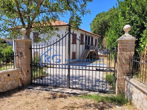 casa indipendente in vendita a Castiglione in Teverina