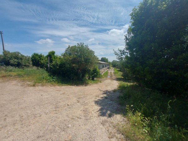 locale di sgombero in vendita a Civita Castellana