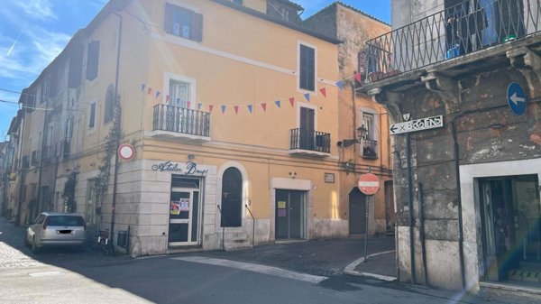 locale commerciale in vendita a Civita Castellana