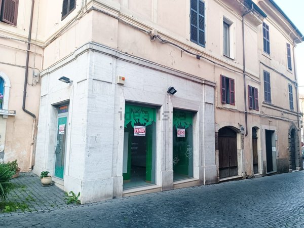 locale commerciale in vendita a Civita Castellana