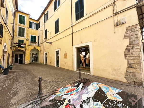 locale commerciale in vendita a Civita Castellana