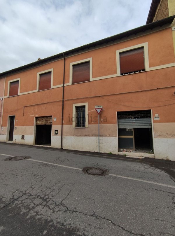 locale di sgombero in vendita a Civita Castellana