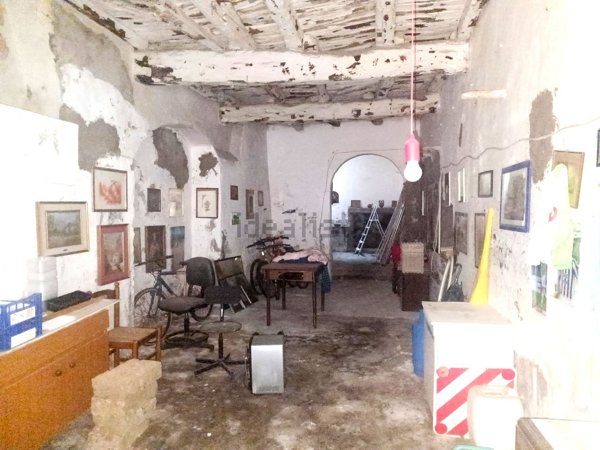 locale di sgombero in vendita a Civita Castellana
