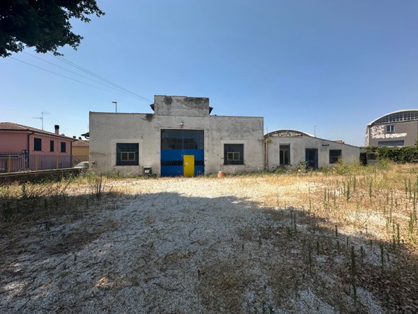 capannone in vendita a Civita Castellana