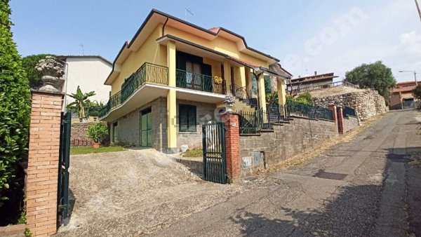 casa indipendente a Civitella d'Agliano in zona San Michele in Teverina