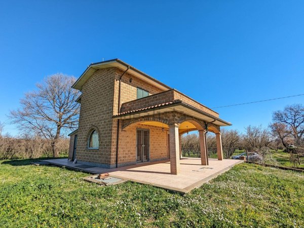 casa indipendente in vendita a Corchiano