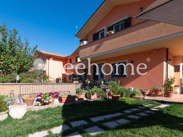 casa indipendente in vendita a Corchiano